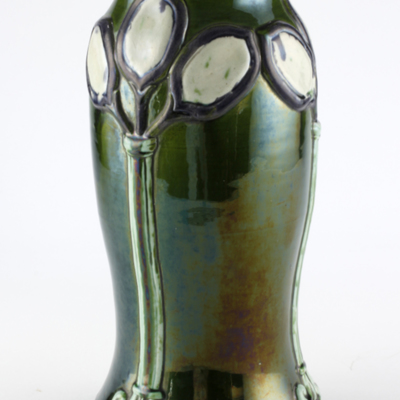 SLM 9518 - Vas av blyglaserat stengods i grönt, dekorerad, märkt 