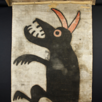 SLM 1132 - Vargfana, svart djurfigur målad på väv, använd vid vargdrev