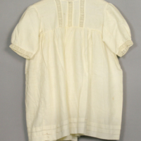 SLM 11803 - Flickklänning av vit piké, möjligen sydd i Dalarna