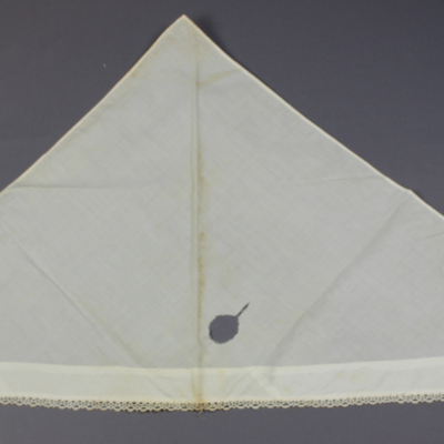SLM 11523 1-7 - Snibbpåse av linne, med sex trekantssnibbar av bomull, huvudbonader för tjänstefolk