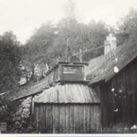 SLM M018531 - Stångjärnssmedjan och sågen vid Näfveqvarns bruk år 1907