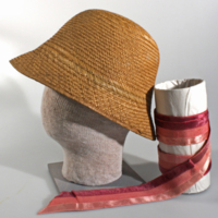 SLM 5888 - Flätad hatt med två band i rosa och violetta nyanser, tidigt 1900-tal