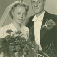 SLM P12-210 - Brudparet Ruth och Karl-Johan Nilsson år 1945