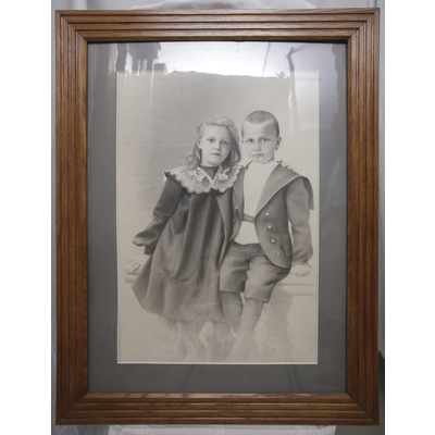 SLM 11236 - Inramat foto, tvillingarna Lilly och Erik Hugo Wickström födda 1897