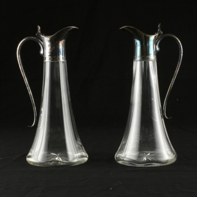 SLM 10754 1-2 - Två karaffer av glas med överdel och hänkel av silver, ca 1900