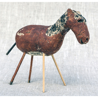 SLM 37980 - Häst av keramik, med etikett 