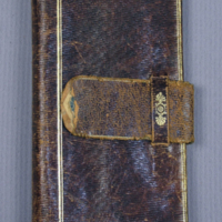 SLM 12316 4 - Plånbok av rödbrunt saffianskinn med gulddekor, 1800-tal