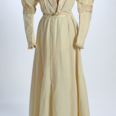 SLM 11863 - Tvådelad klänning av vitt ylletyg, 1800-talets slut
