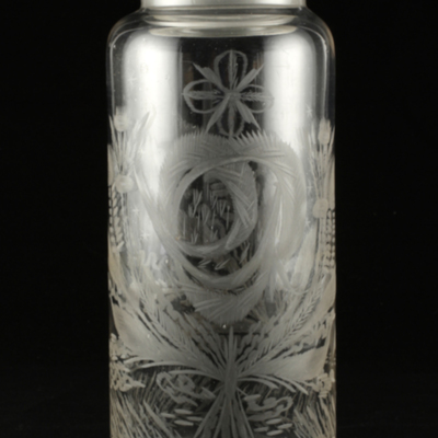 SLM 3799 - Högt glaskärl med rak sida, lock och slipad dekor, från Stjärnhov