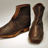 SLM 903 - Kängor av läder fastspikade mot träsula, 1800-tal