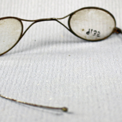 SLM 9135 - Glasögon, ovala glas och tennbågar, från Larslund i Stigtomta socken