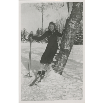 SLM P2022-0456 - En kvinna på skidor