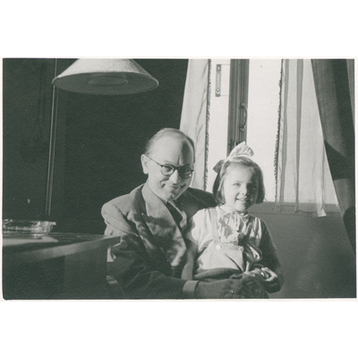 SLM P2018-0629 - Carl Heinz Buchman med dotter år 1944