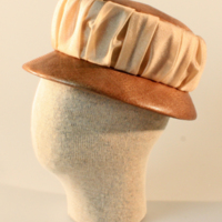 SLM 12339 1 - Hatt av brun stråfläta, prydd med ljus drapering, 1950-tal