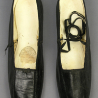 SLM 21469 2 - Drottning Desirées skor av svart läder