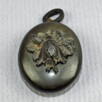 SLM 5260 - Medaljong, skuren i beckkol, 1880-1920