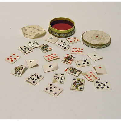 SLM 6180 86 - Miniatyrspelkort i rund ask till dockskåp