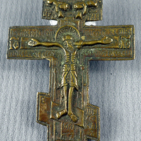 SLM 15081 - Krucifix, litet kors av mässing med figurframställningar, ryskt ursprung