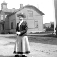 SLM P09-1234 - Kvinna vid hamnkontoret i Nyköping omkring 1907