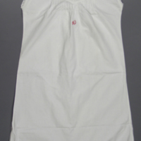 SLM 36692 - Särk av vit bomull, ärmlös, 1900-talets början