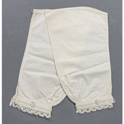 SLM 52419 - Ett par lösärmar för barn av vit bomull prydda med spets, tidigt 1900-tal