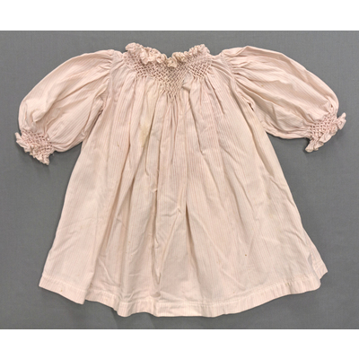 SLM 52393 - Flickklänning av av rosarandigt bomullstyg prydd med smock, Tidigt 1900-tal