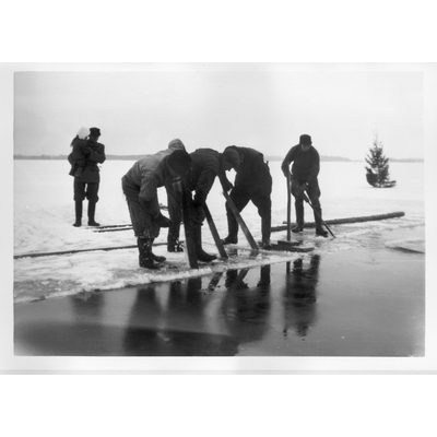 SLM R981-92-4 - Hämtning av is på Hagbyberga, 1940-tal