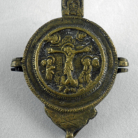 SLM 15083 - Amulett, kapsel av mässing med bibliska reliefframställningar, troligen ryskt ursprung