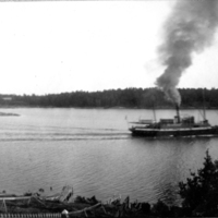 SLM P09-1323 - Ångfartyg passerar Gamla Oxelösund, tidigt 1900-tal