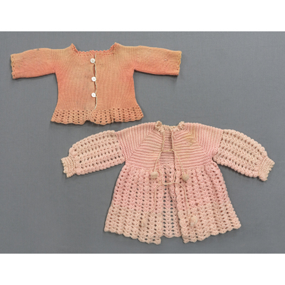SLM 59155 1-2 - Två stickade barntröjor av rosa garn, 1930-tal