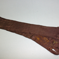 SLM 10440 - Brunvioletta långa handskar i ribbstickad silkestrikå