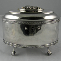 SLM 11255 1 - Skrin av silver med hund på locket, från 1800-talets början