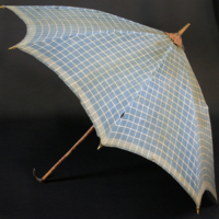 SLM 26544 - Paraply med trästomme försett med mässingshylsa och hållare av metall