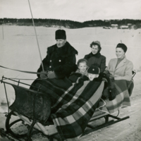 SLM P12-1509 - Gisela, Ebba, Margaretha och Hans åker hästdragen släde