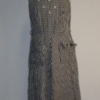 SLM 33926 - Ärmlös klänning i vitt och blårutigt tyg, 1940-tal