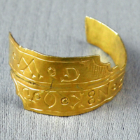 SLM 24712 - Fingerring, del av guldring med ingraverade bokstäver