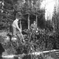 SLM P09-851 - Gerda Nyström och Lindblom vid Katrineborg i Vadsbro socken år 1943
