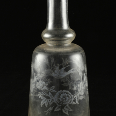 SLM 10038 - Karaff av glas, rak sida med insvängd hals, etsat blom- och fågelmotiv