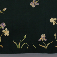 SLM 10583 - Duk av mörkgrönt kläde med blomsterbroderier