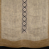 SLM 30275 - Gardin eller draperi av oblekt och halvblekt linne, hopdragssömmar i mönster