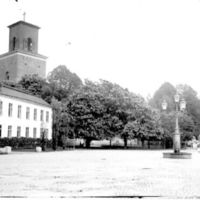 SLM X182-78 - Stora torget, residenset och Nicolaikyrkan i Nyköping omkring år 1920