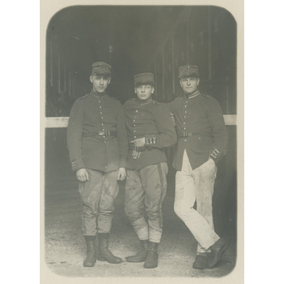 SLM P2022-1116 - Einar Höglund och två män i uniform