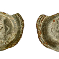 SLM 15575 - Mynt, brakteat, penning, krönt huvud inom nätring, osäker datering