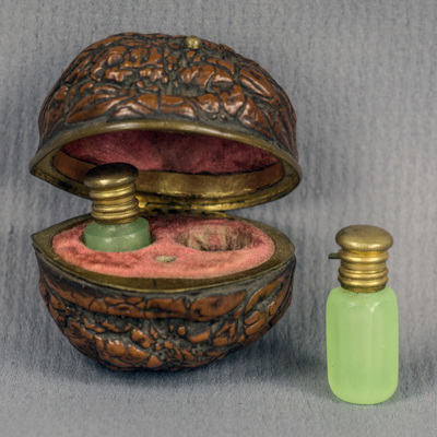 SLM 22724 - Stiliserad valnöt med parfymflaskor, i miniatyr