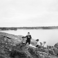 SLM X10-435 - Picknick på klipporna i Oxelösund skärgård