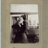 SLM P07-1720 - Aurore Holmberg med katt, 