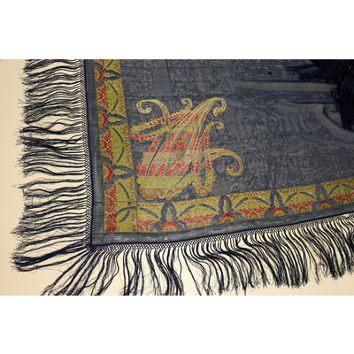 SLM 9497 - Schal av blått siden, vävd med orientaliskt inspirerade mönster och blom