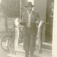 SLM M029569 - En man med två fiskar.