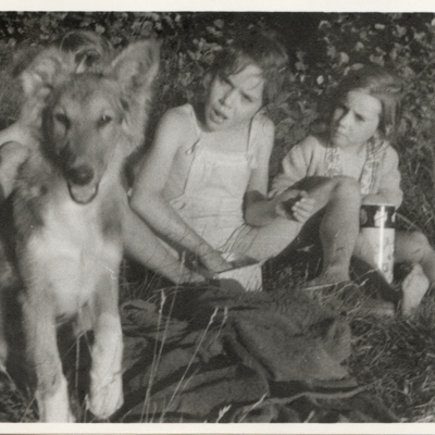 SLM P2016-0381 - Yvonne och Suzanne Wohlin på 1940-talet