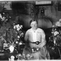 SLM P05-350 - Maria Ahlstrand fotad bland blombuketter på sin 50 årsdag den 13/5 1918